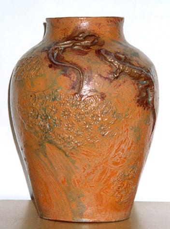 DKP, reliëfvaas, decor hagedis, ontwerp en uitvoering.Cornelis deBruin, h. 23 cm, 1903 (coll. Jan H. Branolte)