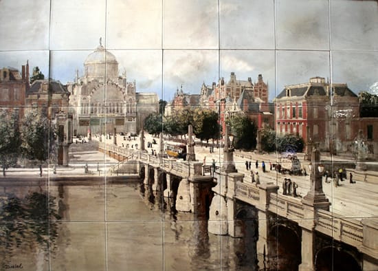 Distel, tegeltableau, Paleis van Volksvlijt en Sarphatibrug, Amsterdam, uitgevoerd door Willem-Jansen, 1915 (coll. Meentwijck)