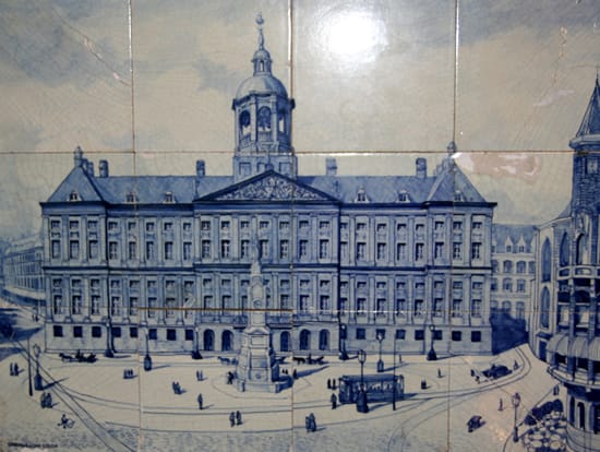 Goedewaagen, tegeltableau, decor Paleis op de Dam in situatie ca 1898, uitvoering Willem Hendrik van Norden (coll. Ellen Westenberg)