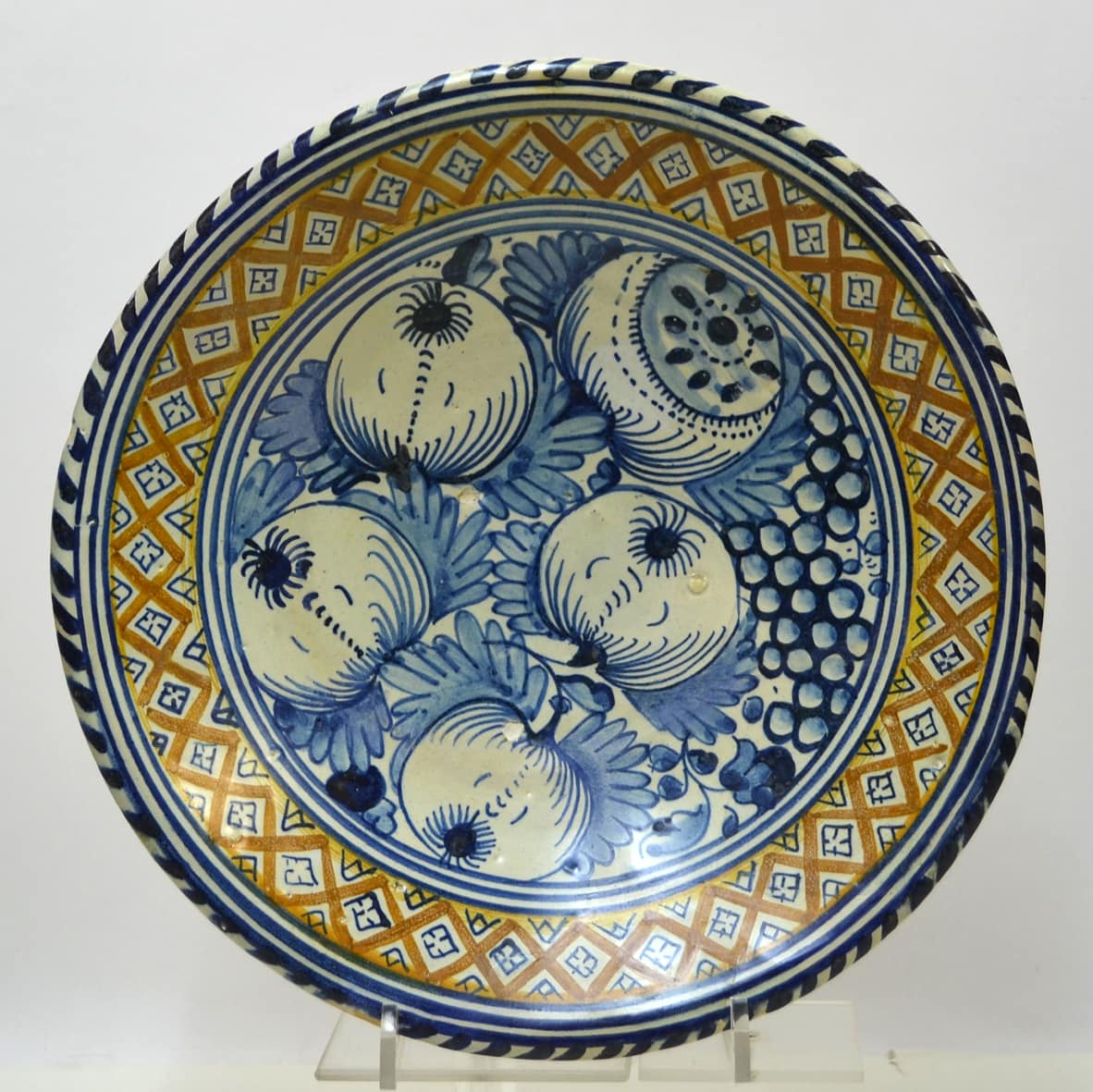 Wandschotel, decor vruchtbaarheidsmotief van de granaatappel, diam. 32 cm