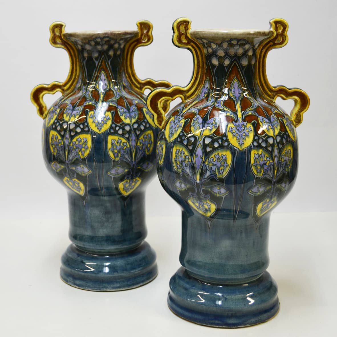 Holland-Utrecht, vazen beïnvloed door Chinese grafbronzen, 1896, Werkorder 720, signatuur L