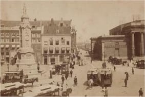 Ansichtkaart van de Dam in Amsterdam, met standbeeld Naatje, ca 1898