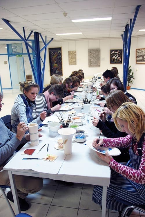 Leerlingen van de Groene School in Hoogeveen bij een schildersworkshop in januari 2008.
