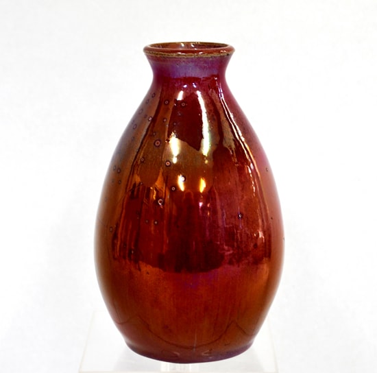 Chris Lanooy, rode lustervaas, 1913, h. 15,4 cm; coll. Bert-Jan Baas