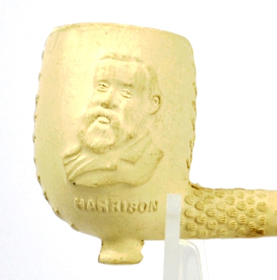 Goedewaagen, reliëfpijp met portret nieuwe, Republikeinse president van de USA, Harrison; coll. Geert Ramaker