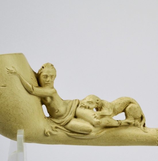 Goedewaagen, figurale pijp, jonge vrouw gebeten door panter; coll. Geert Ramaker