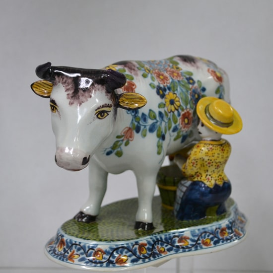 Tichelaar's, Makkum, plastiek van koeien melken, polychroom, ca 1925; coll. Righard Atsma