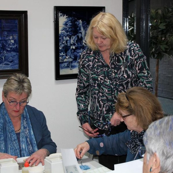 1A. Antje Ramaker begeleidt een schilderworkshop