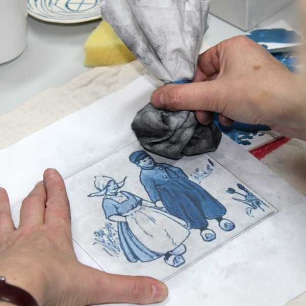 2A. Met houtskool op een ponsief de lijnen doorstuiven