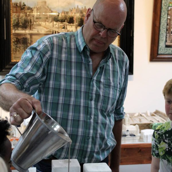 2B. Peter Folkers demonstreert miniaturen gieten