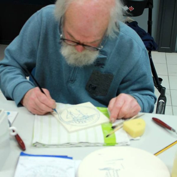 6A. Het opzetten van een vrije schildering door museummedewerker Bert Schriever