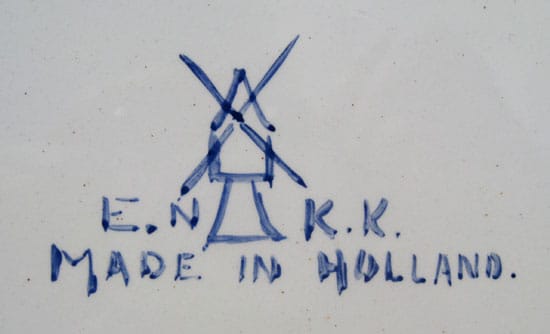 E.N.K.K.. tegelplaat, riviergezicht in Delfts Blauw, met molenmerk (coll. Bert-Jan Baas)